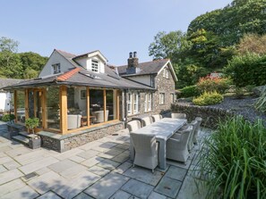 Outdoor dining - Bobbin Mill Cottage (Ulverston)