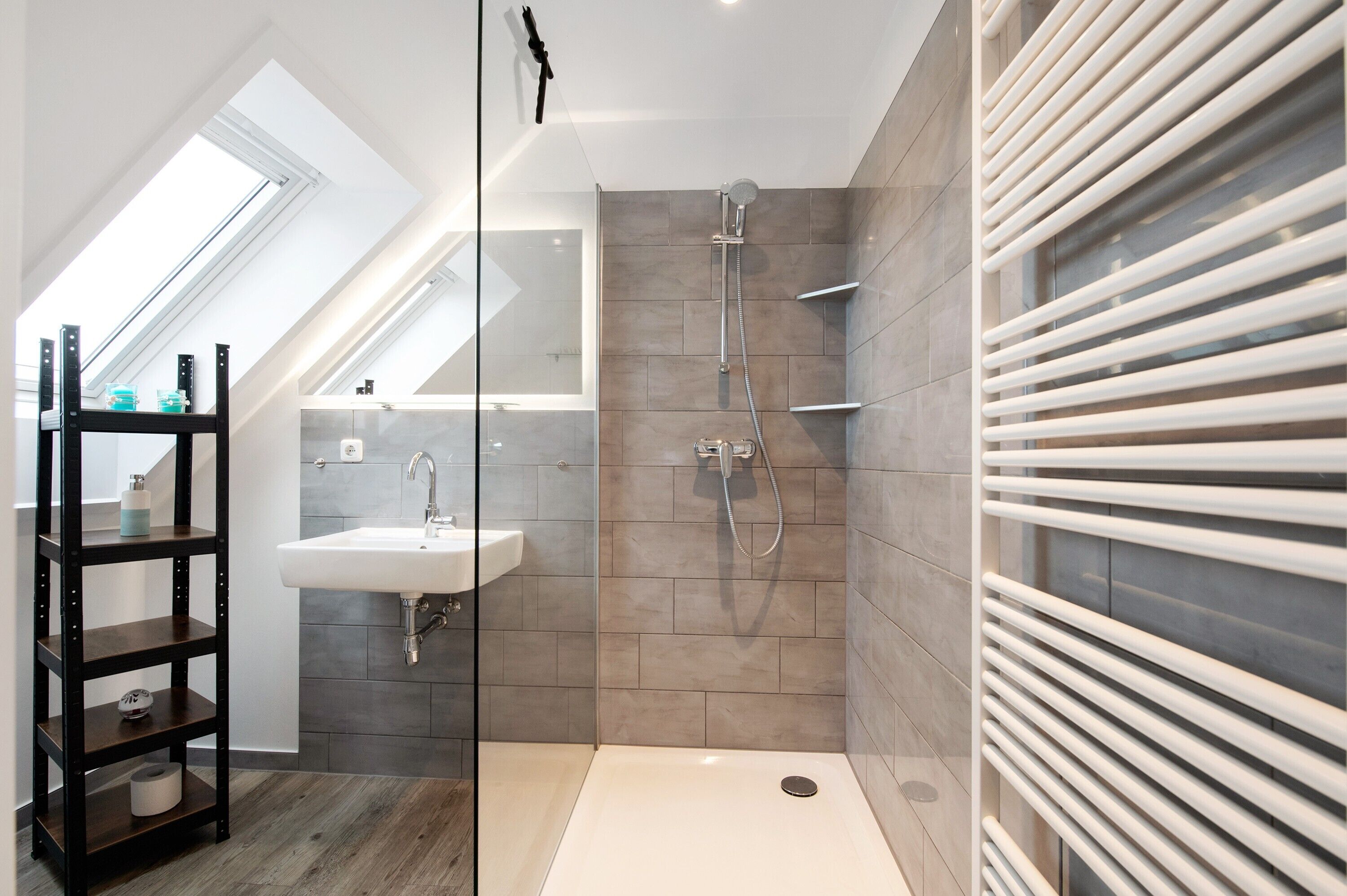 Dusche, kostenlose Toilettenartikel, Handtücher