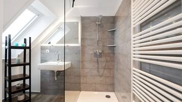 Dusche, kostenlose Toilettenartikel, Handtücher