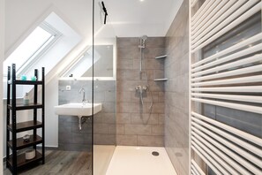 Een douche, gratis toiletartikelen, handdoeken
