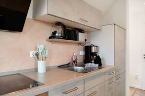 Jääkaappi, uuni, liesi, astianpesukone