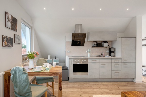 Coffee/tea maker, fridge, oven, stovetop