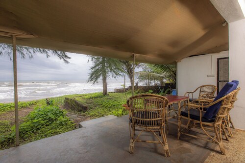 Charming 2-bedroom villa in on Talpona beach with AC, wifi, parking