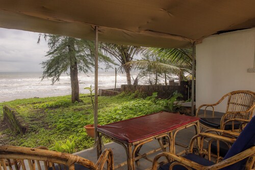 Charming 2-bedroom villa in on Talpona beach with AC, wifi, parking