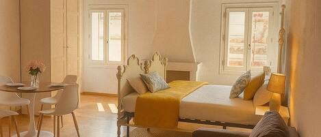 Apartamento Confort | Ropa de cama de alta calidad, edredones de plumas, cortinas opacas