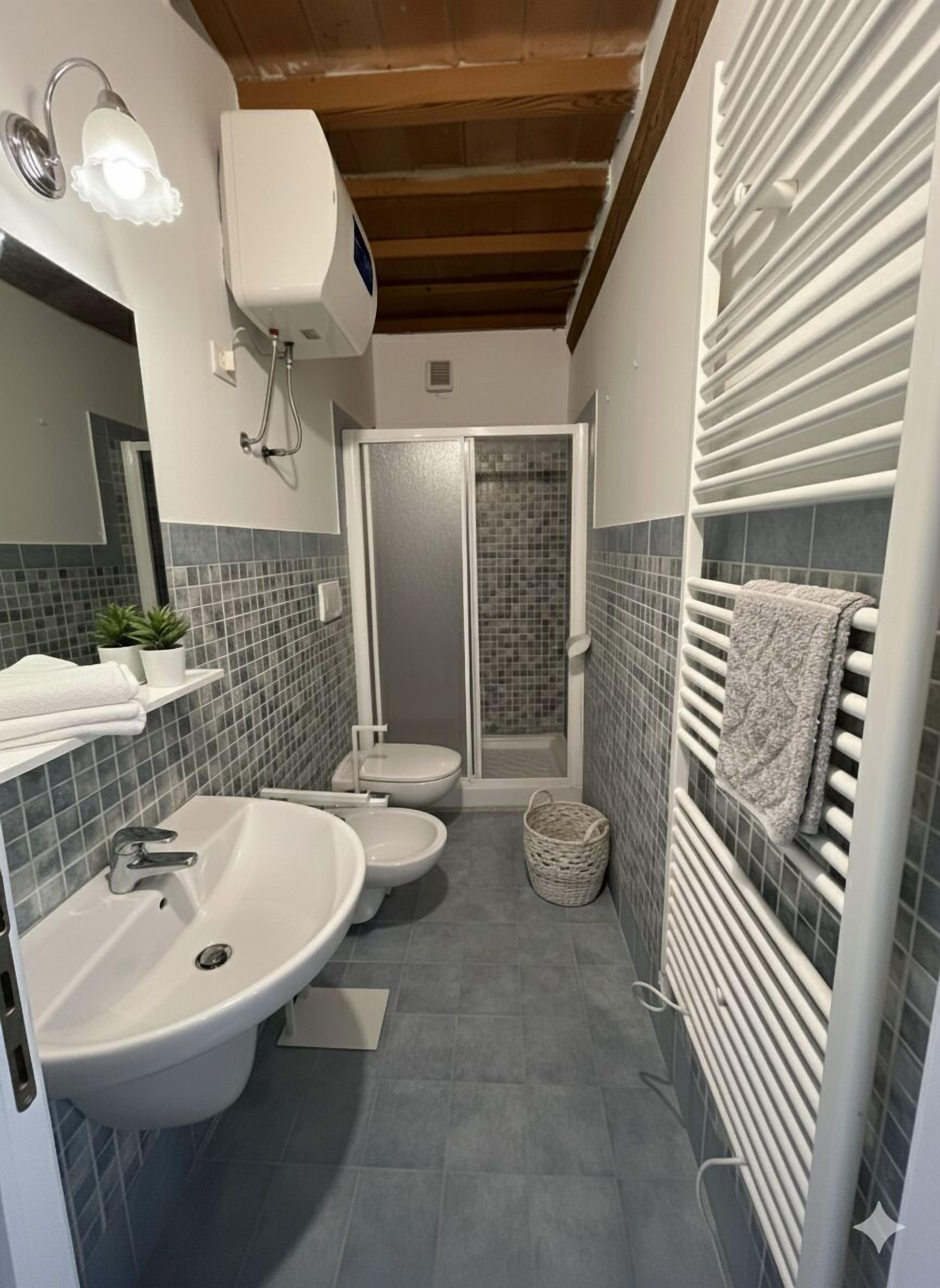 Comfort-Apartment | Badezimmer | Dusche, kostenlose Toilettenartikel, Haartrockner, Bidet