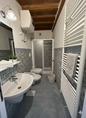 Lägenhet Comfort | Badrum | Dusch, gratis toalettartiklar, hårtork och bidé