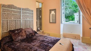 A bedroom with a bed, a window with a view of trees, a decorative wall, and a mirror. - Guest Room 'Domaine du chemin Royale' with Shared Terrace, Shared Garden, and Wi-Fi (Saint-Germain)