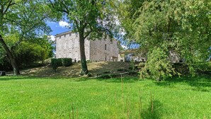 A stone building with a garden in front. - Guest Room 'Domaine du chemin Royale' with Shared Terrace, Shared Garden, and Wi-Fi (Saint-Germain)