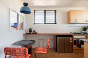 Réfrigérateur, four à micro-ondes, un four, surface de cuisson
