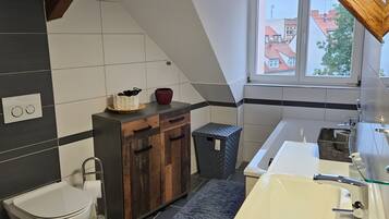 Dusche, Haartrockner, Handtücher