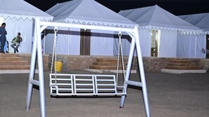Legehus foran en hvid pavillon.