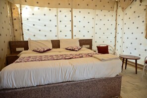 Deluxe Tent, Balcony, Desert View | Desk