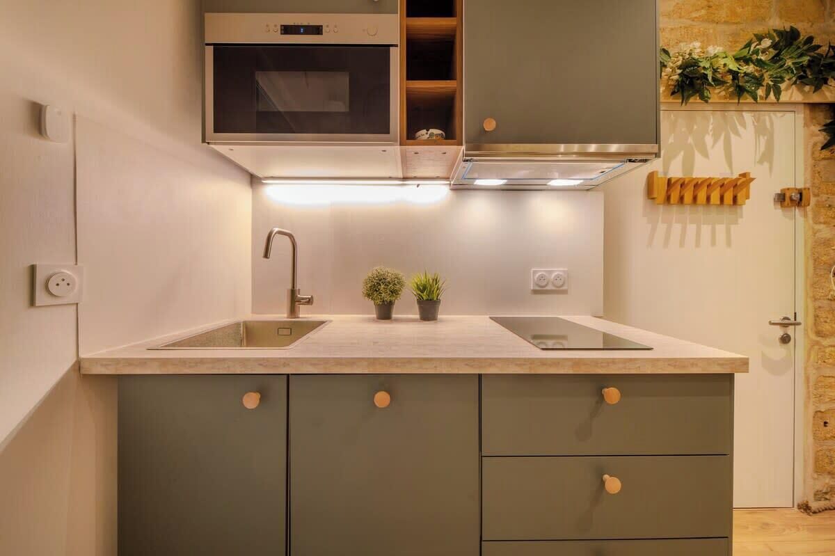 Refrigerador, microondas, lavavajillas y cafetera y tetera 