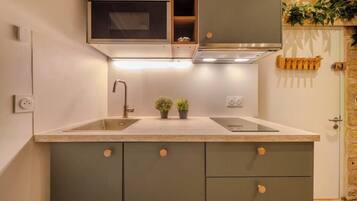 Refrigerador, microondas, lavavajillas y cafetera y tetera