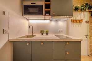 Réfrigérateur, four à micro-ondes, lave-vaisselle, cafetiÚre-théiÚre