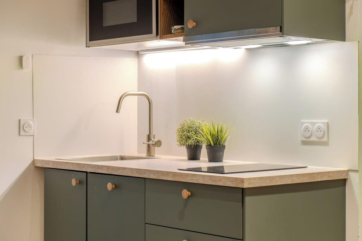 Refrigerador, microondas, lavavajillas y cafetera y tetera 