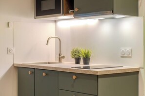 Fridge, microwave, dishwasher, coffee/tea maker - La Suite Eximia - Parking Included - Hyper Centre avec patio privé (Montpellier)