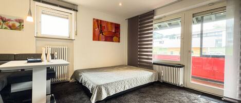 Een bureau, gratis wifi, beddengoed