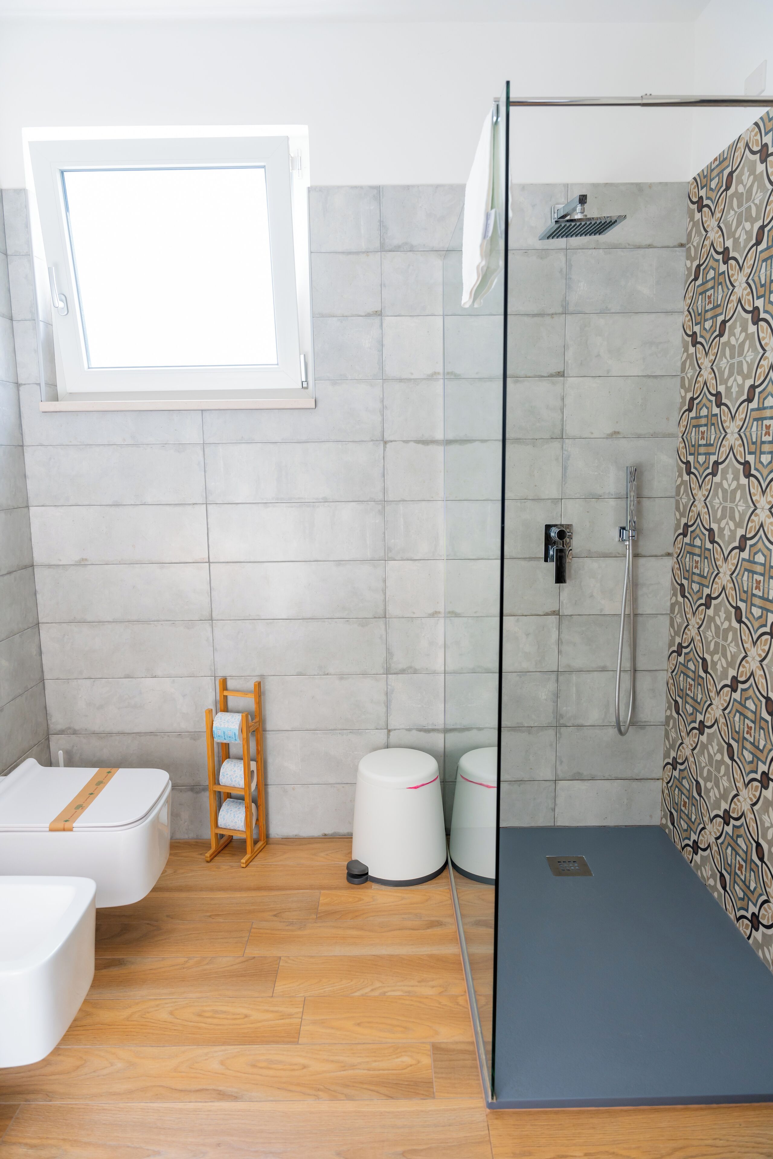 Un baño moderno con ducha, inodoro y bañera.