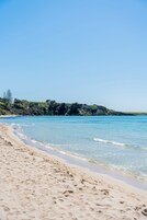 En la playa, arena blanca