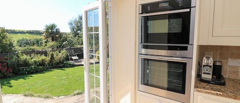 เครื่องล้างจาน, เครื่องครัว/จาน/ช้อนส้อม