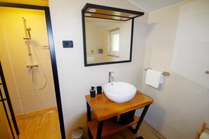Douche, séchoir à cheveux, serviettes fournies