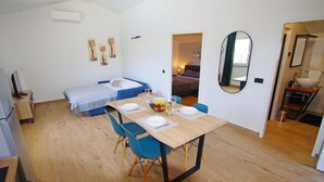 1 soverom, safe på rommet, strykejern/-brett og reiseseng for barn