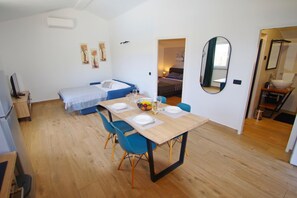 1 chambre, coffre-fort, fer et planche à repasser, lit de bébé portatif