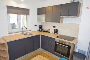 Réfrigérateur, un four, surface de cuisson, lave-vaisselle