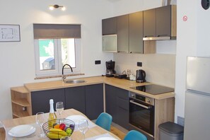 Fridge, oven, stovetop, dishwasher