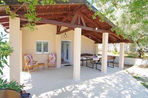 Outdoor dining - Holiday house "Zara" with private pool, located only 100m from the sea, Pomer (Pomer)