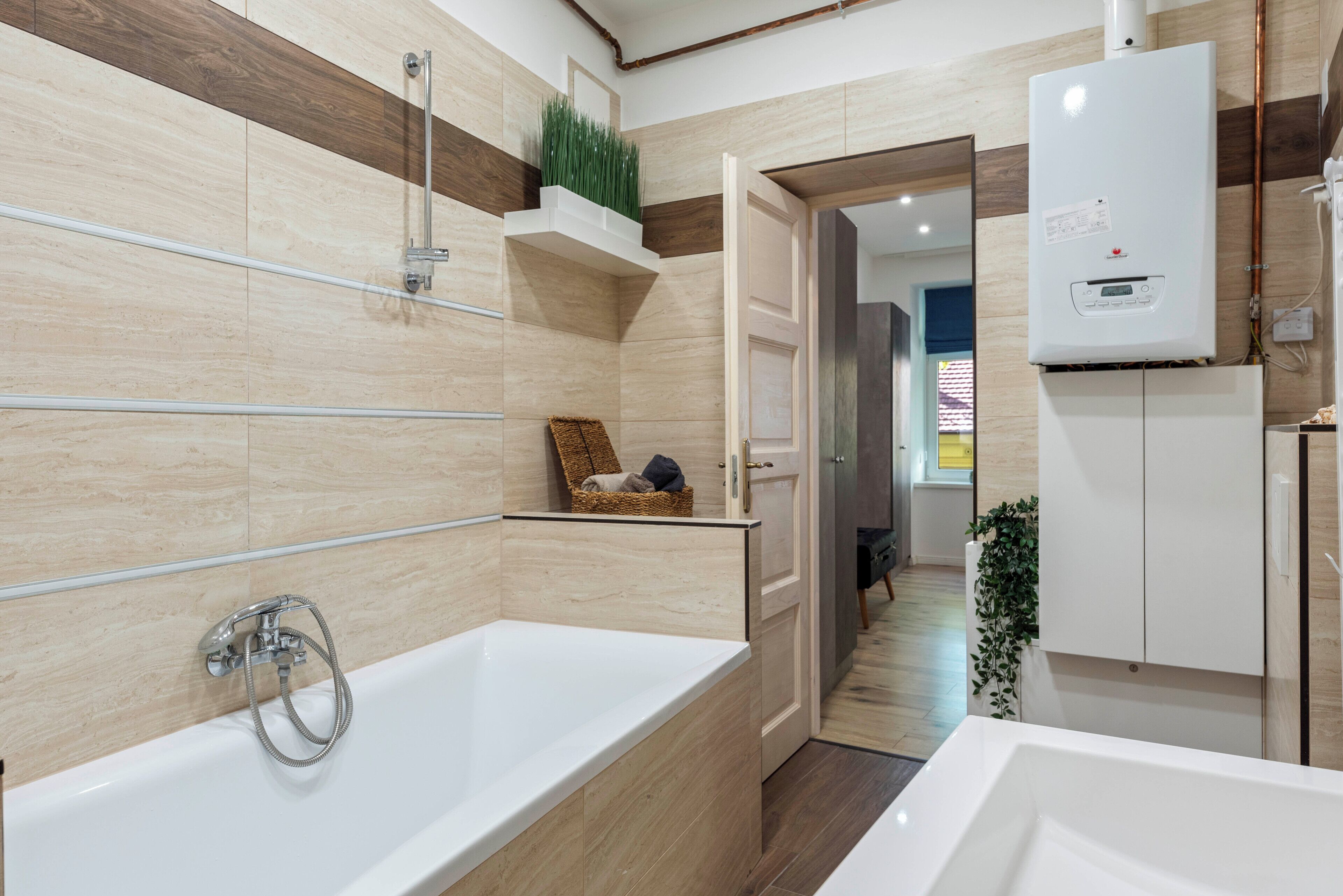 Haartrockner, Handtücher, Seife, Toilettenpapier