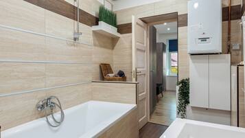 Haartrockner, Handtücher, Seife, Toilettenpapier