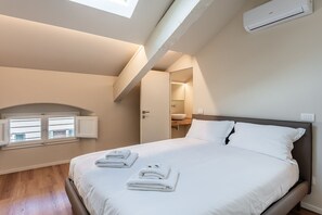 Een strijkplank/strijkijzer, gratis wifi, beddengoed