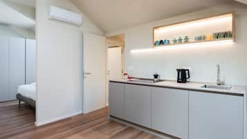 Kühlschrank, Ofen, Geschirrspüler, Wasserkocher mit Kaffee-/Teezubehör