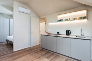 Een koelkast, een oven, een vaatwasser, een koffiezetapparaat/waterkoker