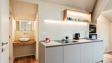 Réfrigérateur, four, lave-vaisselle, cafetiÚre/bouilloire