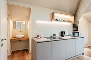 Een koelkast, een oven, een vaatwasser, een koffiezetapparaat/waterkoker