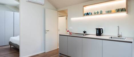 Kjøleskap, ovn, kokeplater og oppvaskmaskin