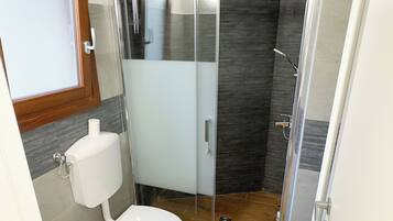 Hiustenkuivaaja, pyyhkeet, saippua, vessapaperi