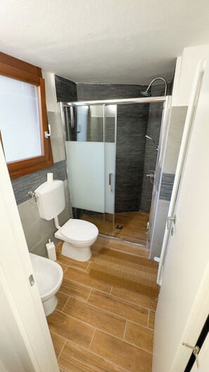 Hiustenkuivaaja, pyyhkeet, saippua, vessapaperi