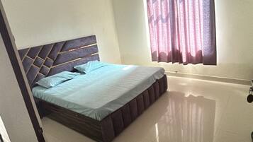 Double Room, Air conditioning | Desk, free rollaway beds, free WiFi, bed sheets