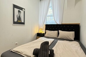 1 bedroom, bed sheets