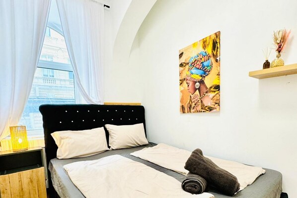 1 bedroom, bed sheets