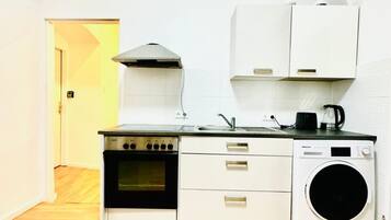 Mikrowelle, Ofen, Herdplatte, Wasserkocher mit Kaffee-/Teezubehör