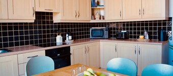 Boutique Apartment - Sleeps 6 & Free Parking