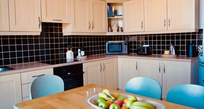 Boutique Apartment - Sleeps 6 & Free Parking