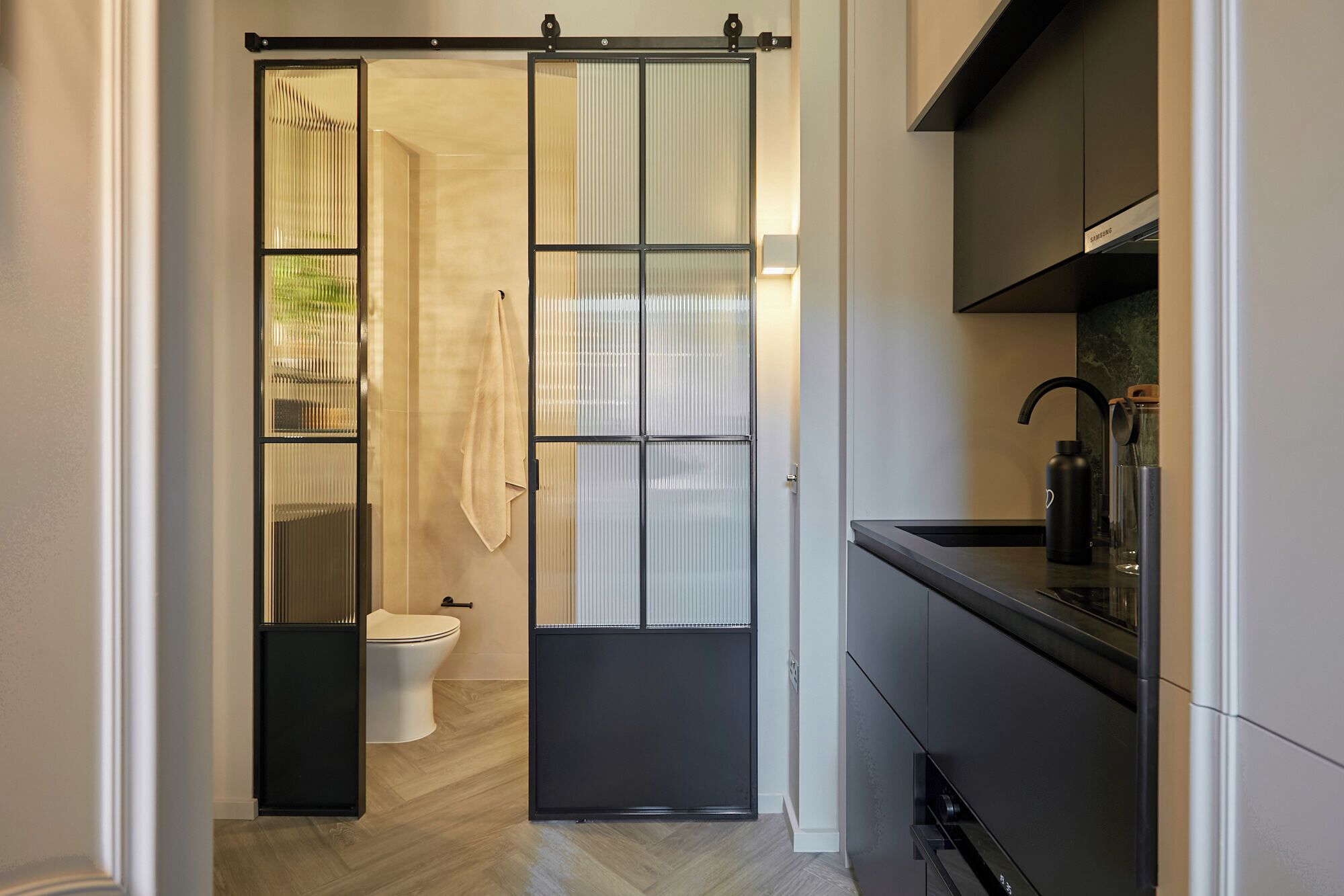 Une salle de bain moderne équipée de toilettes, d’une douche et d’un lavabo.