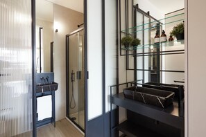 Standard Studio | Bathroom | Shower, hair dryer, towels, soap - The Hill by Nestor (Harrow)